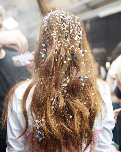 glitter dandruff  👏🏼 Hair Glitter, Festival Hair, Festival Makeup, Glitter Hair, Red Glitter, How To Draw Hair, Makeup Trends, About Hair, Hair Day