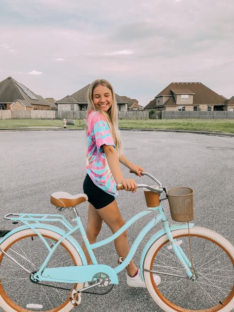 Poses With Bicycle, Bicycle Poses Photo Ideas, Bike Pictures Aesthetic, Cute Bike Riding Outfits Summer, Bike Riding Outfit Summer, Preppy Bike, Beach Bike Aesthetic, Cute Bike Riding Outfits, Cute Bikes