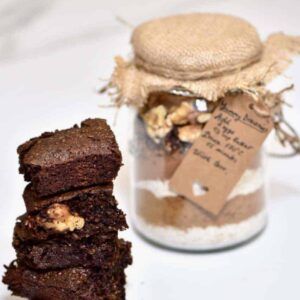 Gluten Free Brownie in a Jar Recipe - Alphafoodie Brownie Gift, Gluten Free Brownie, Brownies In A Jar, Gluten Free Gifts, Edible Christmas Gifts, Christmas Brownies, Christmas Meals, Festive Recipes, Brown Recipe