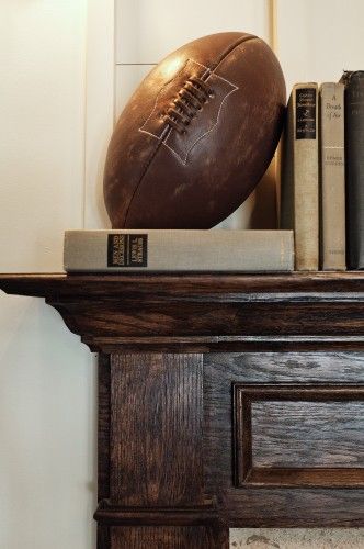 football bookend Traditional Dining Room Ideas, Vintage Sports Decor, Football Man Cave, Football Rooms, Football Bedroom, Sports Man Cave, Rugby Balls, Football Decor, Ultimate Man Cave