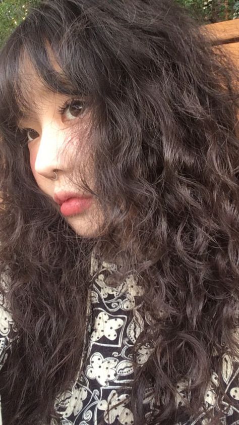 asian girl, ulzzang, asian wallpaper Wavy Hair Asian, Hair Asian, Asian Wallpaper, Wavy Haircuts, Womens Haircuts, Ulzzang Girl, Wavy Hair, Hair Inspo, Hair Inspiration