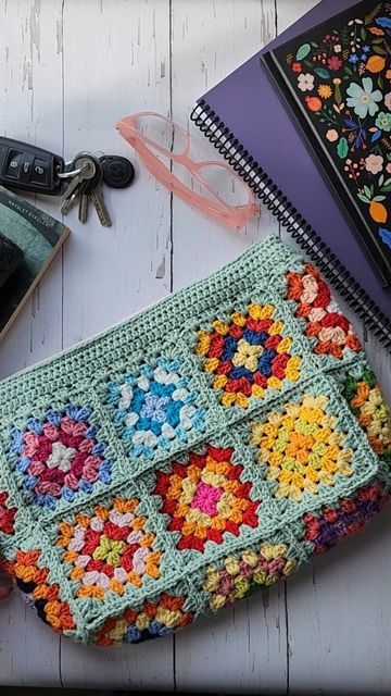 Handmade Crochet Bags by Alev on Instagram: "Colorful Crochet Granny Square Clutch which can be use as an All day pouch or also as a cosmetic purse, make up bag or toiletrie clutch in Boho style 🤗🤗⛱️🌴 📍33×23cm 📍100% handmade 📍Linned ,with a small pocket inside and closure zipper 📍I used Washable cotton yarns You can wash your bag in sensitive section. 🧡🩷❤💛💚💙🩵💜🤍🩶 #crochetbagpatterns  #crochetclutchbag #crochetclutch #crochetbaghandmade  #grannysquarebag #bohobags #crochetmarketbag Granny Square Zipper Bag, Granny Square Zipper Pouch Pattern, Crochet Granny Square Clutch, Granny Square Clutch Pattern, Granny Square Makeup Bag, Pochette Granny Crochet, Granny Square Zipper Pouch, Crochet Makeup Pouch, Crochet Cosmetic Bag