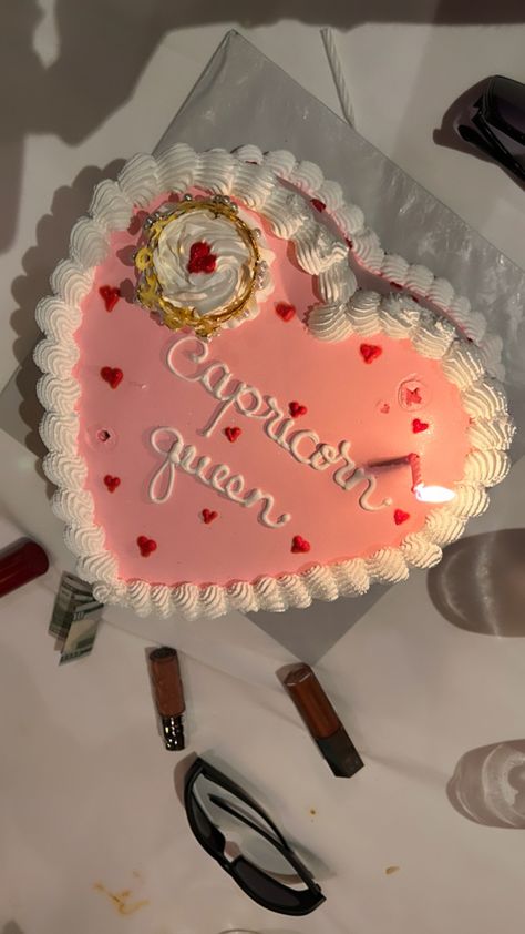 Pink cake that says Capricorn queen Capricorn Cakes Ideas, 18th Birthday Cake Capricorn, Heart Capricorn Cake, Capricorn Cake Design, Pink Capricorn Cake, Capricorn Themed Birthday Party, Capricorn Bday Cake, Capricorn Season Cake, Capricorn Heart Cake