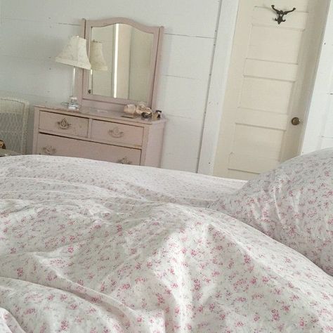 Aesthetic Diaries, Camille Preaker, Rachel Greene, City Cottage, Pretty Bedrooms, Shabby Cottage Style, Vintage Interior Decor, Cozy Beds, Rachel Ashwell Shabby Chic