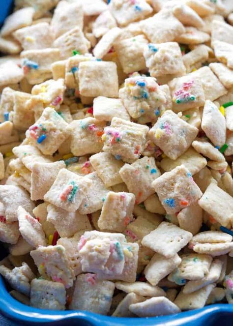 These Cake Batter Muddy Buddies are are crowd favorite. They can be made in less than 10 minutes and are so addicting. #snack #cakebatter #dessert Cake Batter Puppy Chow, Rhubarb Recipes Crisp, Muddy Buddies Recipe, Muddy Buddy, Craving Sweets, Roasted Carrots Recipe, The Girl Who Ate Everything, Puppy Chow Recipes, Snack Mixes