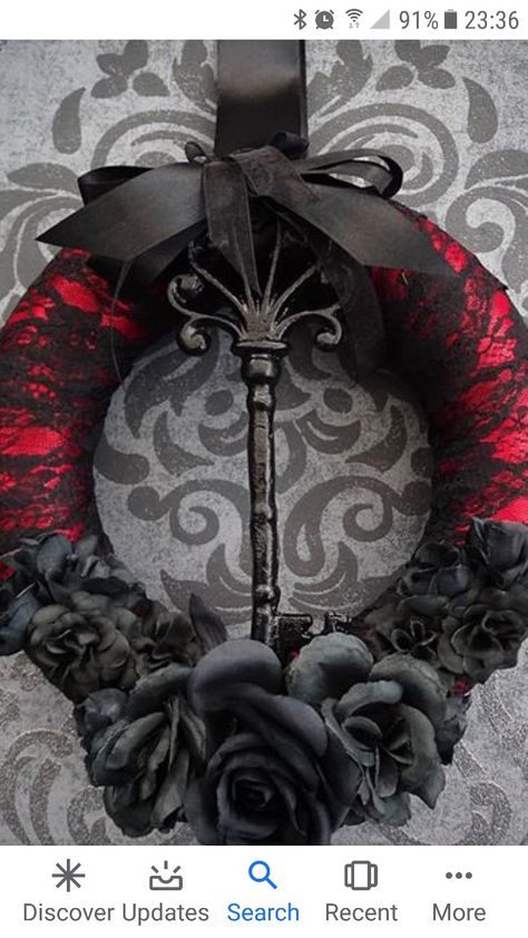 Gothic Wreath Diy, Gothic Wreath Ideas, Gothic Valentines Day Decor, Goth Decor Diy, Goth Xmas, Gothic Wreath, Gothic Tree, Gothic Autumn, Porta Halloween