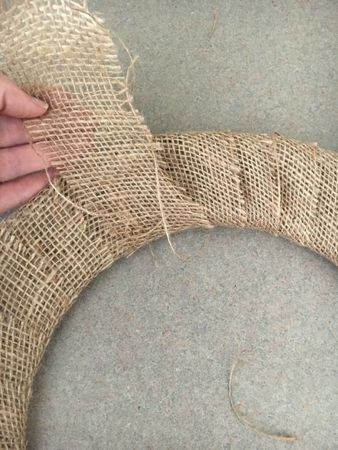 Thanksgiving Wreaths Diy, Burlap Halloween, Spider Wreath, Halloween Spells, Wire Wreath Forms, Halloween Porch Decorations, Diy Halloween Wreath, Halloween Wood Crafts, Halloween Porch