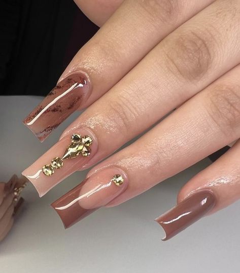 Maroon Acrylic Nails With Rhinestones, Brown Nails Bling, Brown Nails Rhinestones, Brown And Gold Acrylic Nails, Thanksgiving Nail Ideas Simple, Brown Nails With Gems, Brown And Green Nails, Fall Baddie Nails, Brown And Gold Nails