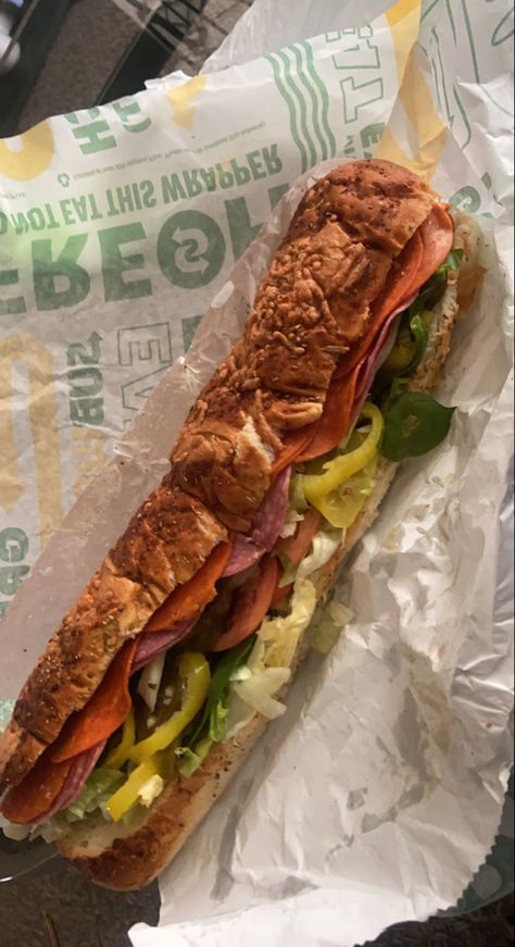 spicy italian w/provolone cheese toasted add lettuce tomato spinach banana peppers jalapeños w/ mayo and honey mustard Banana Pepper Sandwich, Subway Spicy Italian Sandwich, Spicy Italian Sandwich, Sandwich With Chips, Italian Toast, Subway Sandwiches, Chopped Cheese Sandwich, Subway Sandwich, Tomato Spinach