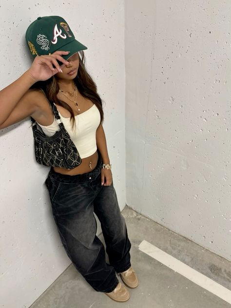 womans streetwear Orion Sun Concert Outfit, Fits With Baseball Hats, Streetwear Fits Girl, 90s Fits Girl, How To Style A Cap Women, Cool Outfits Women Street Styles, Old School Streetwear, Woman’s Street Wear, Cathartic Beanie Outfit