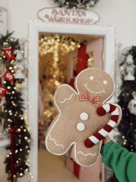 Gingerbread Pillow, Gingerbread Man Decorations, Gingerbread Diy, Gingerbread Christmas Decor, Christmas Cushion, Gingerbread House Decorations, Felt Christmas Decorations, Xmas Deco, Pink Christmas Decorations