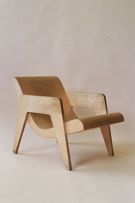 Erno Goldfinger Plywood chair #ChairMadera Plywood Art, Chair Design Wooden, Plywood Chair, Slow Design, Furniture Design Chair, Plywood Furniture, Creative Furniture, Furniture Hacks, Diy Chair