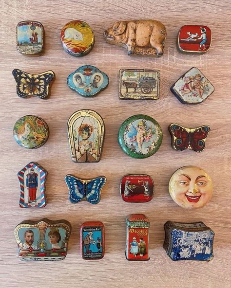 Cool Collections, Trinket Tin, Old Tins, Vintage Trinkets, Collections Of Objects, Candy Tins, Vintage Tins, Mini Things, Tiny Treasures