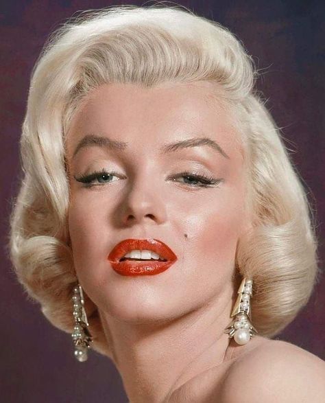 Marilyn Monroe on Instagram: “Have a blessed Sunday, loves! ❤️ ~  Marilyn in a publicity still for ‘Gentlemen Prefer Blondes’, by Frank Powolny, 1953 📸| #marilynmonroe…” Marilyn Monroe Makeup, Marilyn Monroe Photography, Estilo Marilyn Monroe, Marilyn Monroe Portrait, Old Hollywood Actresses, Hollywood Makeup, Gentlemen Prefer Blondes, Marilyn Monroe Photos, Norma Jeane