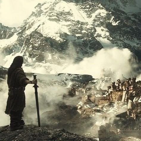 Thorin looking at the entrance of Erebor Lotr Aesthetic, Lonely Mountain, The Desolation Of Smaug, Battle Of The Five Armies, Under The Mountain, Hole In The Ground, The Hobbit Movies, Desolation Of Smaug, Peter Jackson