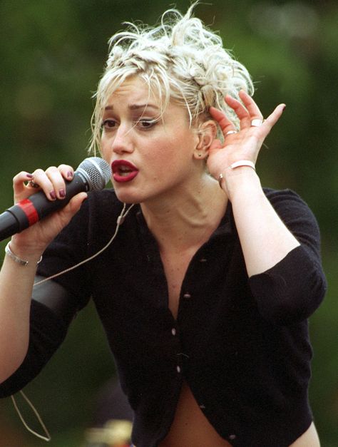 Gwen Stefani 2000s, Gwen Stefani Hairstyles, 90s Gwen Stefani, Gwen Stefani Hair, Gwen Stefan, Gwen Stefani 90s, Gwen Stephanie, Hair Shag, Spiky Haircut