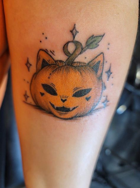 Jackolantern Face Tattoo, Halloween Cat Tattoo Ideas, Cat Pumpkin Tattoo, Pumpkin Cat Tattoo, Pumpkin Flower Tattoo, Spooky Cat Tattoo, Halloween Pumpkin Tattoo, Jackolantern Tattoo, Orange Cat Tattoo