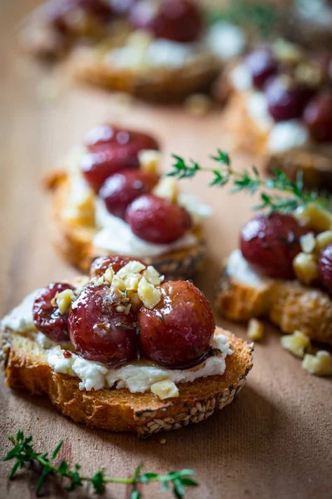 Grape Crostini, Brie Crostini, Roasted Grapes, Goat Cheese Crostini, Holiday Appetizers Recipes, Elegant Appetizers, Ambitious Kitchen, Vegetarian Appetizers, Holiday Appetizers