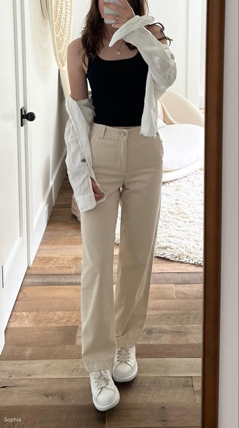 Cream Trousers Outfit, Cream Jeans Outfit, Beige Jeans Outfit, Cream Pants Outfit, Beige Pants Outfit, Colored Pants Outfits, Denim Baggy Jeans, Khaki Pants Outfit, Beige Hose