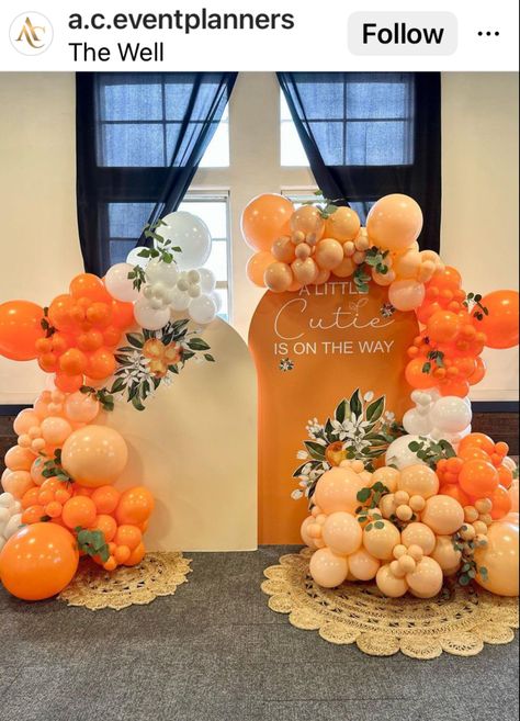 Yellow Balloon Garland Backdrop, Orange Backdrop Ideas, Green Brunch Decor, Orange Color Party, Balloon Decorations Diy Tutorials, Orange Birthday Parties, Black And White Balloons, Baby Shower Fruit, Deco Ballon