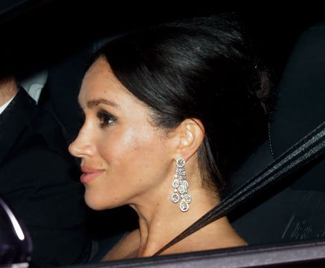 Meghan Markle Jewelry, Kate Middleton Earrings, Meghan Markle Hair, Megan Markle And Prince Harry, Charlene Von Monaco, Meghan Style, Prinz Charles, Diamond Chandelier Earrings, Classic Updo