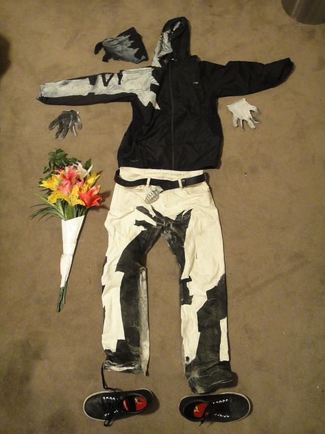 Banksy Costume by g.schnakenberg, via Flickr Banksy Costume, Artwork Costume, Banksy Flower Thrower, Sushi Costume, Painting Costume, Hulk Costume, Banksy Artwork, Best Halloween Costumes Ever, Banksy Paintings