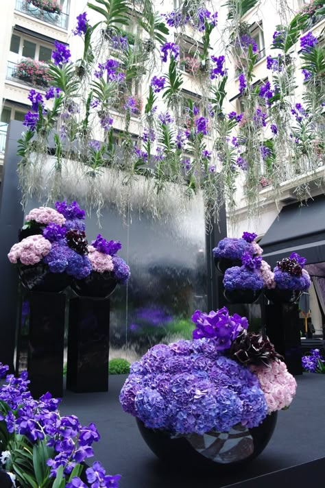 Flower Foam Diy, Hotel Flower Arrangements, Unique Event Decor, Purple Flower Arrangements, Jeff Leatham, Flower Shop Interiors, Hotel Flowers, Purple Vase, Amazing Wedding Cakes