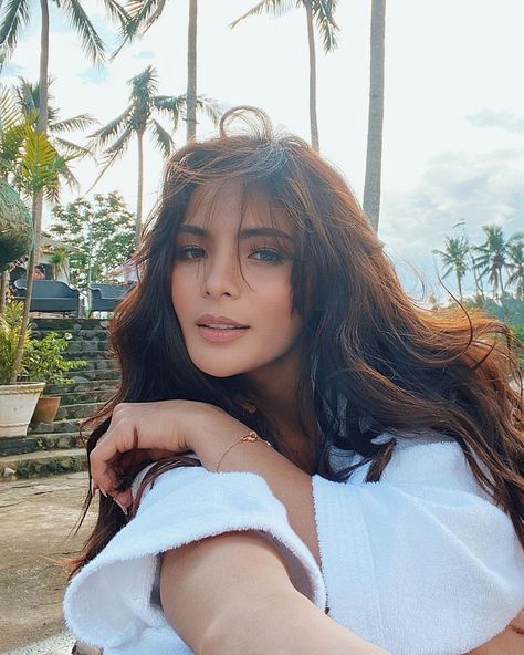 Lovi Poe on Instagram: “I’ve got sunshine ☀️ on a cloudy day ☁️” Lovi Poe, Open Your Legs, Sunshine On A Cloudy Day, Heart Evangelista, Two Fingers, Cloudy Day, Tea Room, How To Introduce Yourself, Dreadlocks