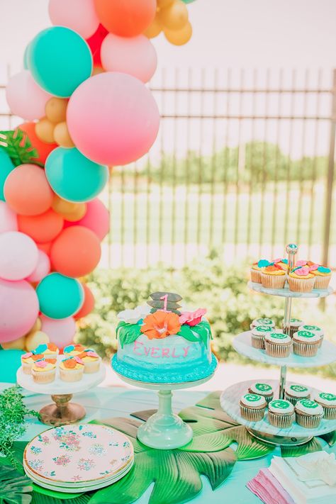 Moana First Birthday Party, Moana First Birthday, Moana Party Decorations, Shared Birthday Parties, Moana Birthday Invitation, Disney Bachelorette Parties, Moana Cake, Ideas Cumpleaños, Moana Birthday Party