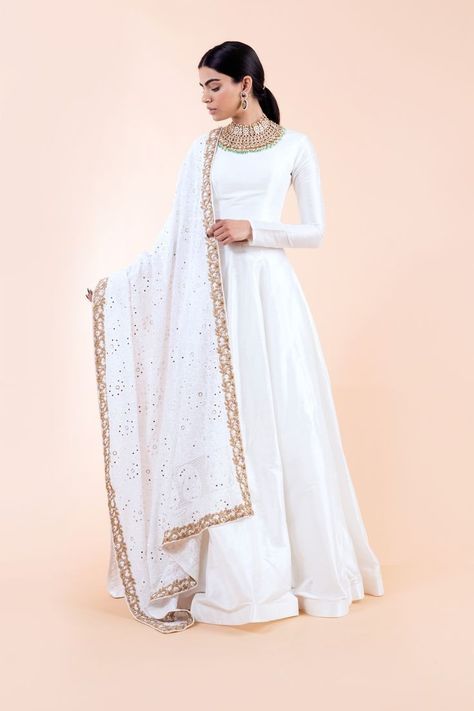 Frock Suit, White Frock, Indian Party, Traditional Indian Outfits, Indian Gowns Dresses, Indian Gowns, Pakistani Bridal Dresses, Dresses Indian, Dress Indian Style