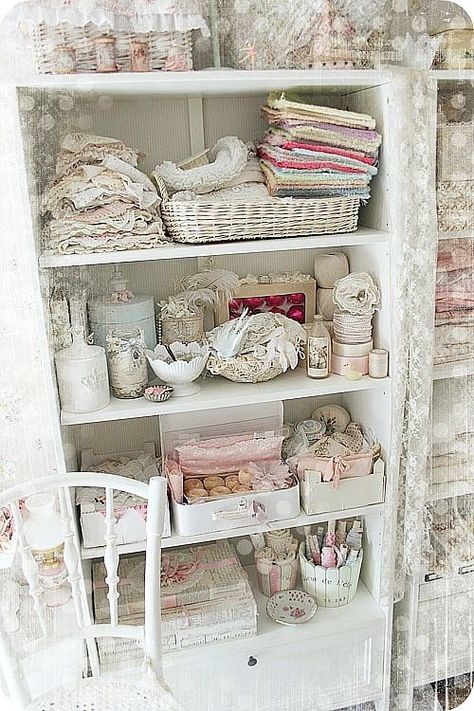 Very versatile shabby Chic shelves Shabby Chic Craft Room, Shabby Chic Shelves, Styl Shabby Chic, Chabby Chic, Decoration Shabby, Estilo Shabby Chic, Shabby Chic Room, Shabby Chic Dresser, Decor Studio