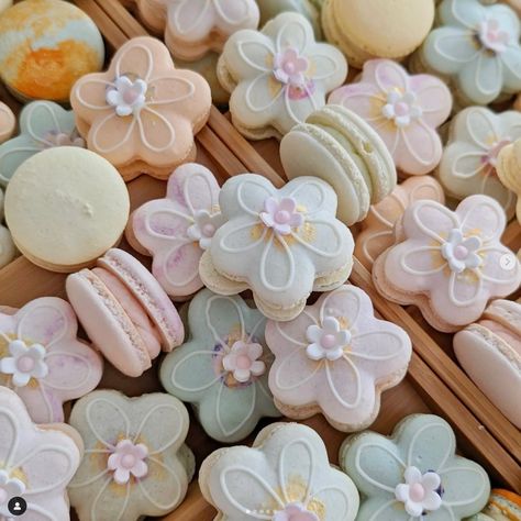 French Macaron Packaging, Baking Aesthetic Macarons, Two Groovy Macarons, Cute Pastel Cupcakes, Fun Macaron Shapes, Flower Macaron Template, Macaroons Shapes, Macaroon Decoration Ideas, Fun Shaped Macarons