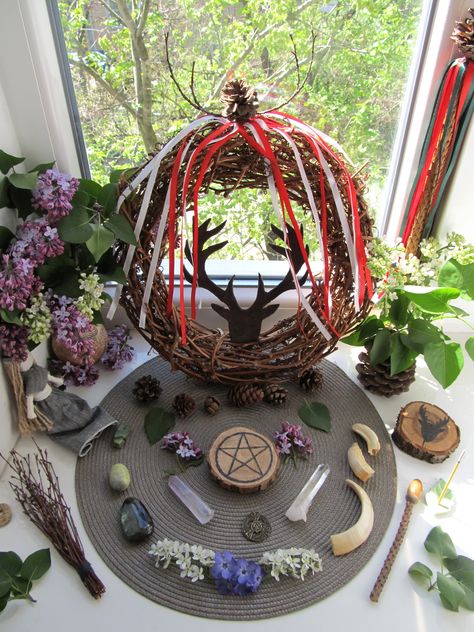 Beltane altar 2018 Beltane Altar Ideas, Witchy Practices, Beltane Altar, Wiccan Sabbats, Witch Altar, Altar Ideas, Witchcraft Magic, Green Witchcraft, Student Christmas Gifts