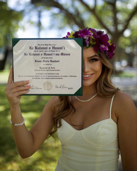 Graduation, UH Manoa, Hawaii, Graduation Pictures, Diploma Graduation Pictures Diploma, Graduation Diploma Pictures, Diploma Photo Ideas, Diploma Picture Ideas, Chef Graduation Pictures, Graduation Pictures With Diploma, College Diploma Aesthetic, Diploma Photoshoot, Diploma Pictures