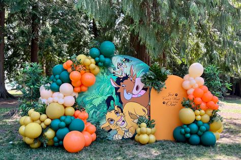 Lion King Balloon Arch, Lion King Birthday Balloon Arch, Lion King Set Design Ideas, Lion King Birthday Backdrop, Lion King Backdrop, Lion King Stage Design, Lion King Balloons, Lion King Party Decorations, Lion King Birthday Party Ideas