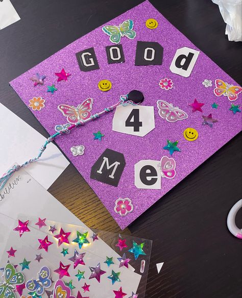 Graduation Cap Designs High School Musical, Olivia Rodrigo Grad Cap, Olivia Rodrigo Graduation, Olivia Rodrigo Graduation Cap, Grad Diy, Graduation Cap Decoration Diy, Grad Cap Designs, 8th Grade Graduation, Diy Graduation Cap