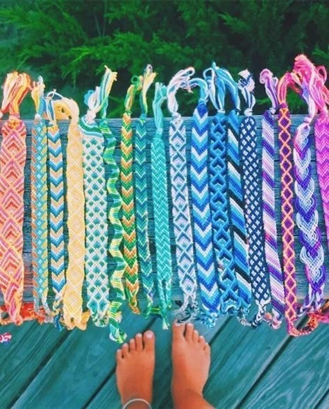 String Bracelet Ideas, Bracelets With String, Bracelet Patterns Easy, Bracelet Colors, Friendship Bracelet Ideas, Diy Bracelets With String, String Bracelet Patterns, Cute Friendship Bracelets, Yarn Bracelets