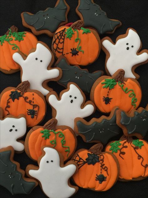 Halloween cookies # gingerbread Fall Gingerbread Cookies, Gingerbread Cookies Halloween, Halloween House Cookies Decorated, Halloween Gingerbread Cookies, Halloween Gingerbread Men, Gingerbread Halloween, Halloween Cookie Treats, Halloween Cookie Designs, Halloween Mad