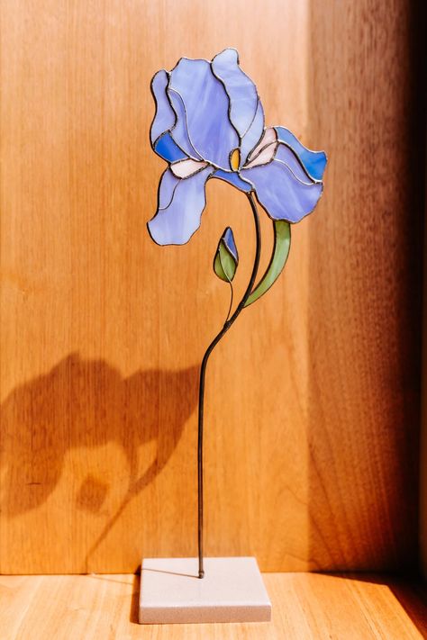 Stained Glass Iris, Diy Stained Glass Window, Art Leaves, L'art Du Vitrail, Glass Garden Flowers, Stained Glass Patterns Free, Stained Glass Decor, Iris Flower, Tiffany Glass