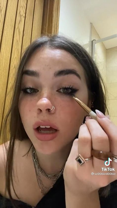 Edgy Make Up Looks, Grunge Natural Makeup, Villan Makeup Looks, Makeup Looks Emo, Skater Girl Makeup, Cute Grunge Makeup, Natural Grunge Makeup, Eyeliner Looks Simple, Bad Girl Makeup