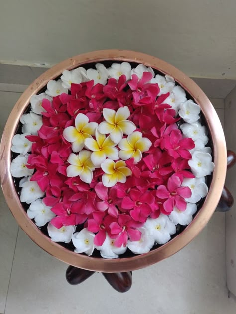 Water Rangoli With Flowers, Uruli Decoration, Neet Aspirant Wallpaper, Urli Decoration Ideas, Rangoli Corner, Room Flower Decor, Ganapati Decoration Ideas, Diwali Pics, Diwali Toran