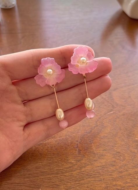 How to make orchid style earrings with shrink plastic craft. Link takes you to artist's tutorial. Shrinky Dink Flowers, Shrink Plastic Ideas, Shrinking Plastic Earrings, Shrink Plastic Earrings, Shrinky Dink Earrings, Handy Craft, Shrinky Dink Jewelry, Shrinky Dink Crafts, Shrink Plastic Jewelry