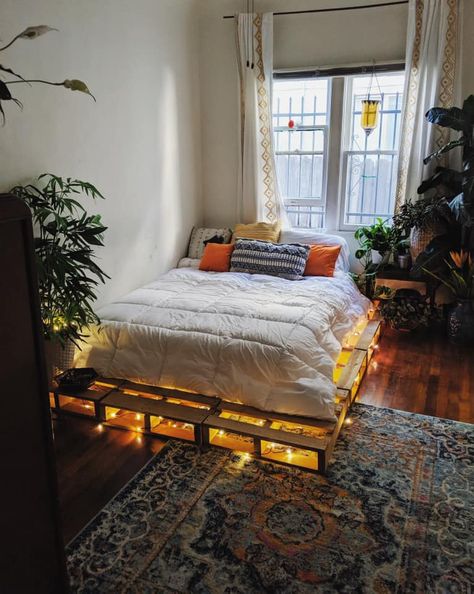 Bed Idea, Urban Boho, Diy Pallet Bed, Attic Room, Pallet Bed, Uni Room, Loft Room, Pinterest Room Decor, Redecorate Bedroom