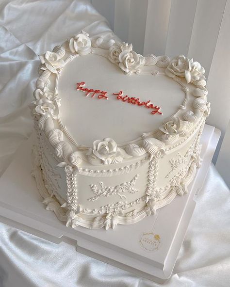 🌱Michelle🌱 on Instagram: "Romantic white piping, xl vintage heart   #studiosweetly #vintageheartcake #floralcake #buttercreampiping #buttercreamflowers #weddingcake #birthdaycake #buttercreamcakes #cakecakecake #cakedesign #flowerpiping #nycake #nycdessert #nyc" Wedding Cake Intricate Piping, Heart Cake With Fruit, Vintage Love Heart Cake, Vintage Heart Shaped Cake, Floral Heart Cake, Cool Bday Cake, Floral Vintage Cake, Vintage Valentines Cake, Vintage Heart Wedding Cake