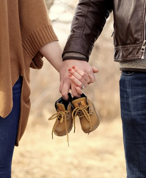 Pregnancy Announcement Shoes, Pregnancy Reveal Photoshoot, Pregnancy Announcement Photography, Couple Maternity Poses, Baby Hiking, Pregnancy Announcement Photoshoot, Maternity Photography Poses Outdoors, Baby Announcement Photoshoot, Cute Pregnancy Pictures