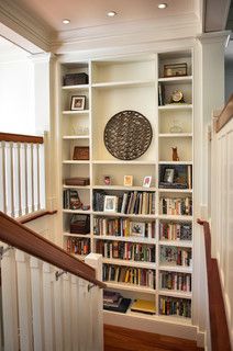 Cape Cod meets Mill Valley Staircase Landing Decor Ideas, Landing Decor Ideas, Bookcase Stairs, Staircase Bookshelf, Staircase Shelves, Mud Room Entry, Bookshelf Ideas, Bookshelves In Bedroom, Traditional Staircase