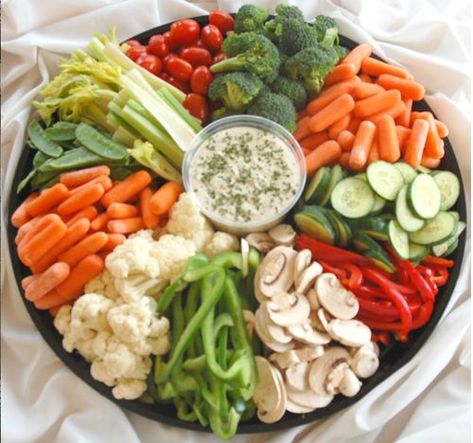 Appetizers Vegetable, Birthday Dinner Ideas, Fruit Board, Chop Recipes, Vegetable Tray, Vegetable Platter, Relish Trays, Veggie Delight, Party Food Platters