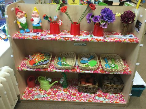 Flower shop / garden centre role play area Garden Centre Eyfs, Flower Shop Role Play Eyfs, Garden Center Dramatic Play, Florist Role Play, Flower Shop Kindergarten, Garden Centre Role Play Eyfs, Flower Shop Dramatic Play Preschool, Garden Centre Role Play, Eyfs Outdoor Area