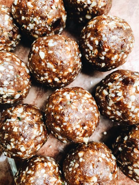 GINGERBREAD PROTEIN BALLS Gingerbread Protein Balls, Gingerbread Protein, Dairy Free Pesto, Protein Balls Recipes, Vegan Gingerbread, Soup Appetizers, Protein Balls, Balsamic Chicken, Low Carb Vegetarian