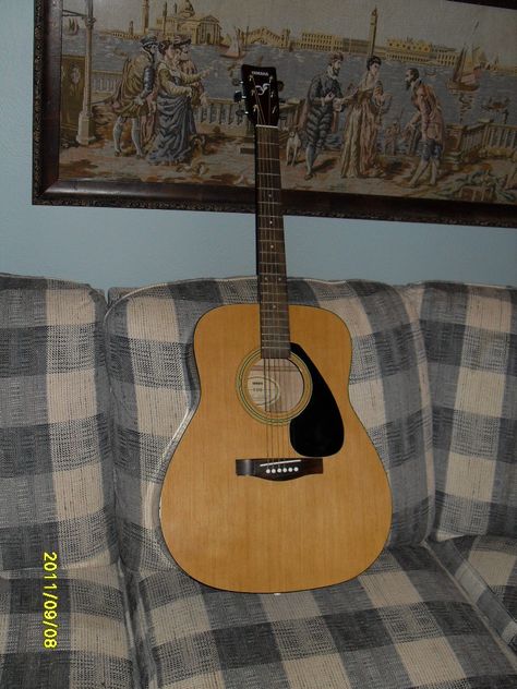 Yamaha accoustic guitar Guitar Vintage Aesthetic, Acoustic Guitar Pretty, Yamaha Guitar, Yamaha Acoustic Guitar, Vintage Guitars Acoustic, Old Acoustic Guitar, Brown Acoustic Guitar, Guitar Case, Training Video